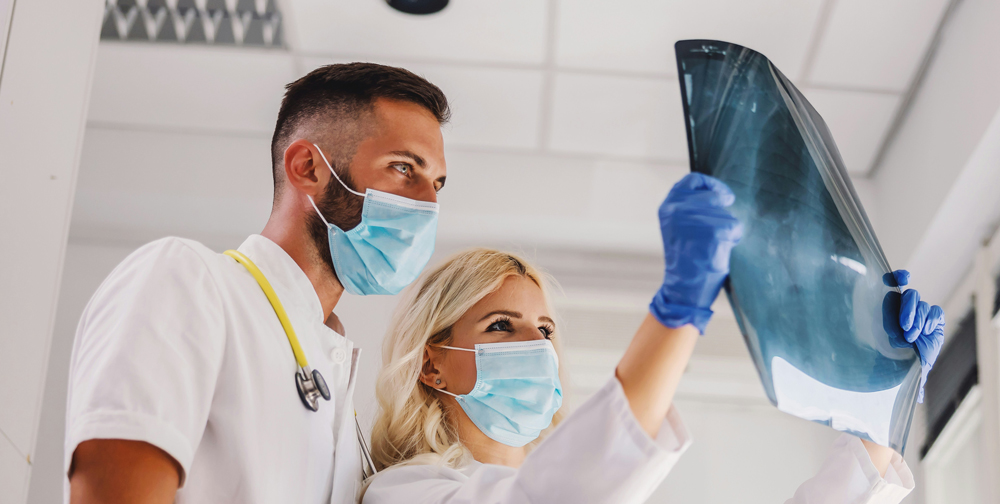 Médicos revisando una radiografía