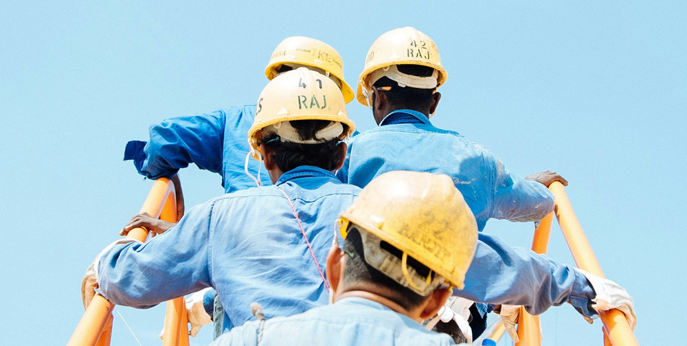 trabajadores avanzando hacia arriba