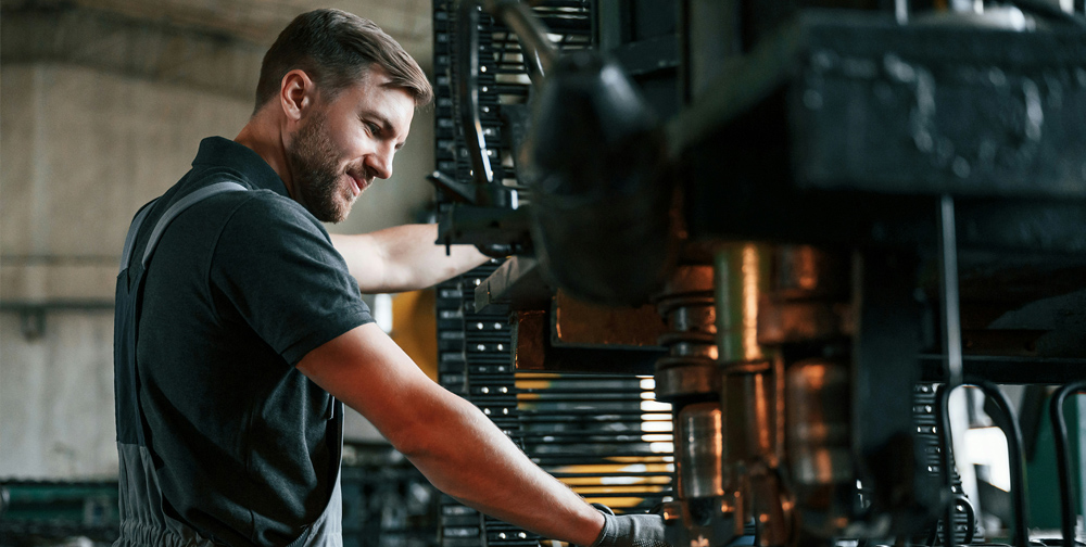 hombre trabajando en una máquina