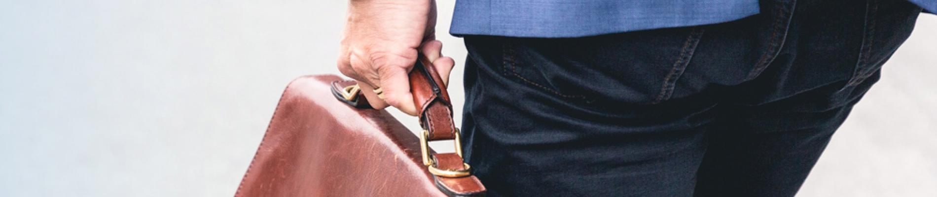 Corredor con cartera
