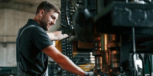 hombre trabajando en una máquina