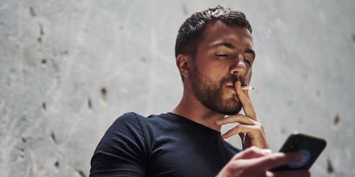 Hombre fumando