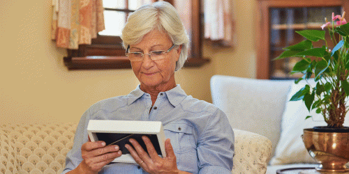 Mujer observando un cuadro con añoranza
