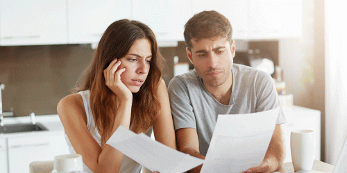 Pareja revisando unos papeles