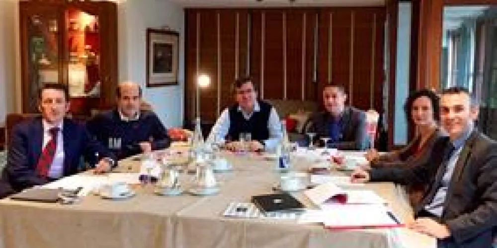 Surne y Ebroker apuestan por la colaboración. Surne y Ebroker apuestan por la colaboración.