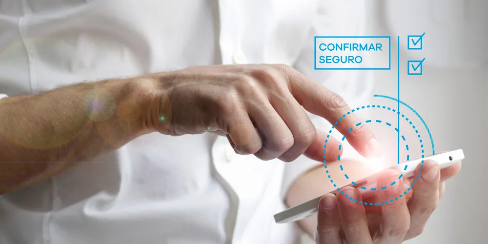insurtech surne perosona manejando movil