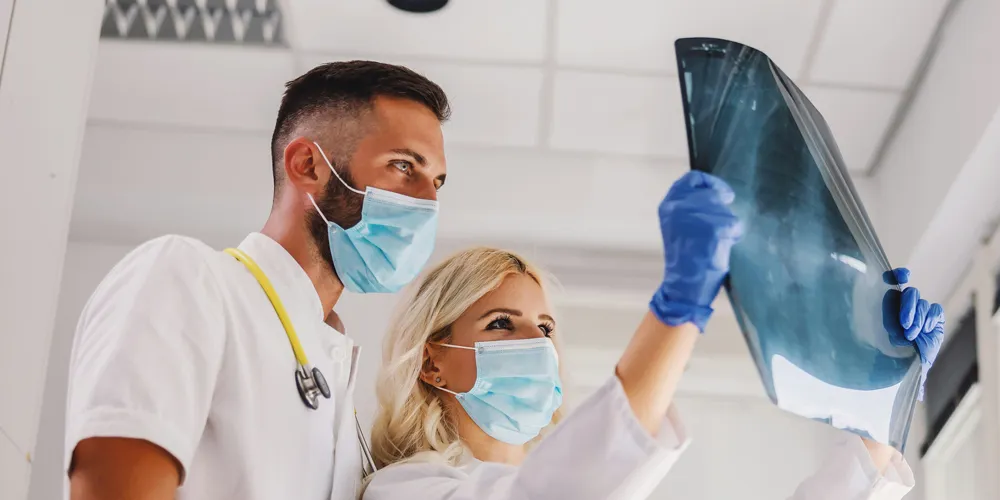 Evolución de las causas de mortalidad Médicos revisando una radiografía