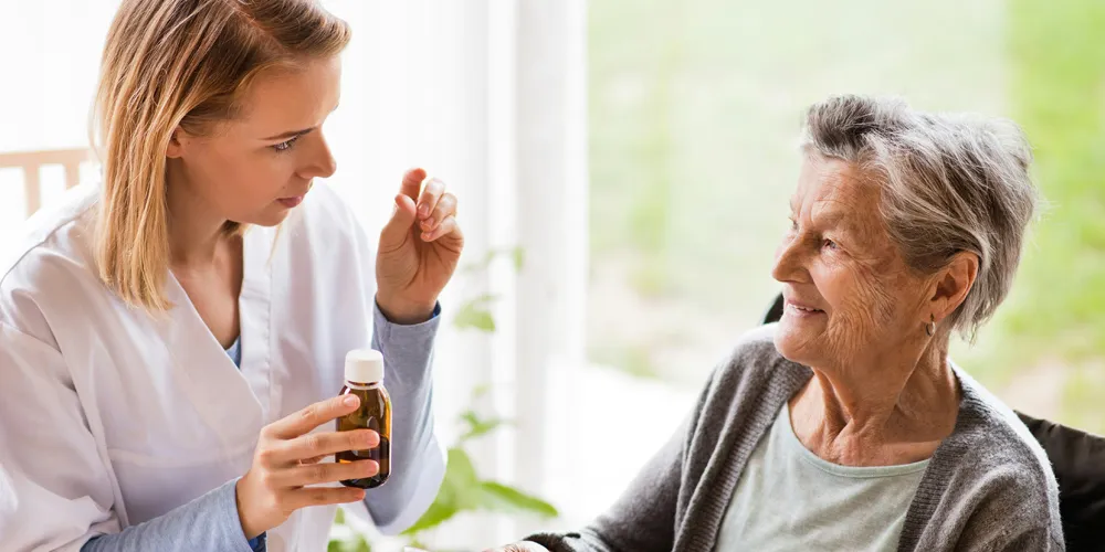 Ley-de-dependencia Mujer ayudando a persona dependiente