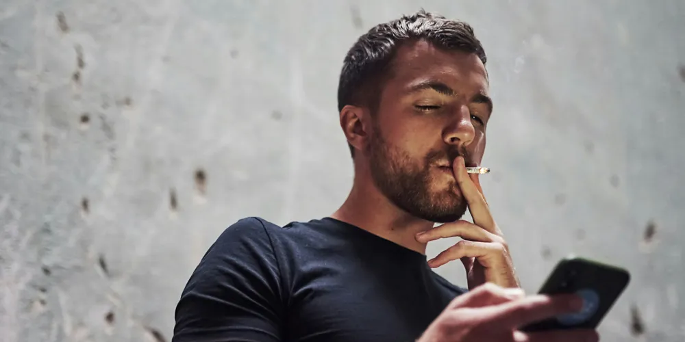 Hombre fumando