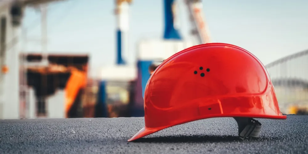 La accidentalidad laboral Casco protector de trabajador en el suelo