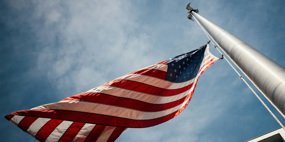 mercados financieros cuarto trimestre 2024 Bandera americana ondeando en un mástil