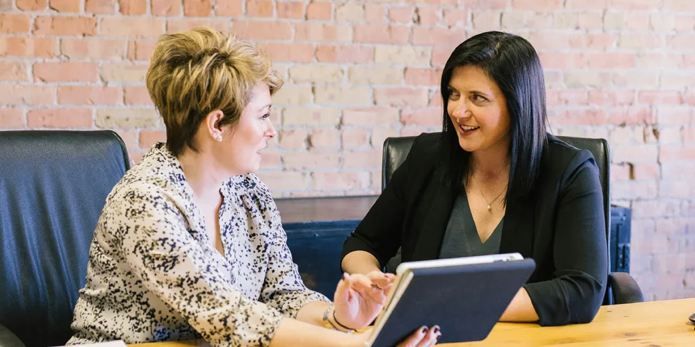 Novedades cotización seguridad social 2025 Trabajadoras frente a un ordenador