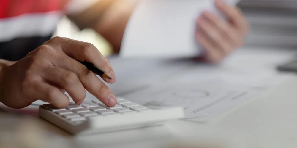 Novedades autónomos 2025 manos haciendo cuentas con papeles y calculadora