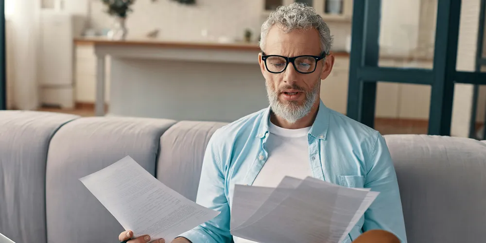 Novedades prestaciones Seguridad Social 2025 Hombre revisando papeles