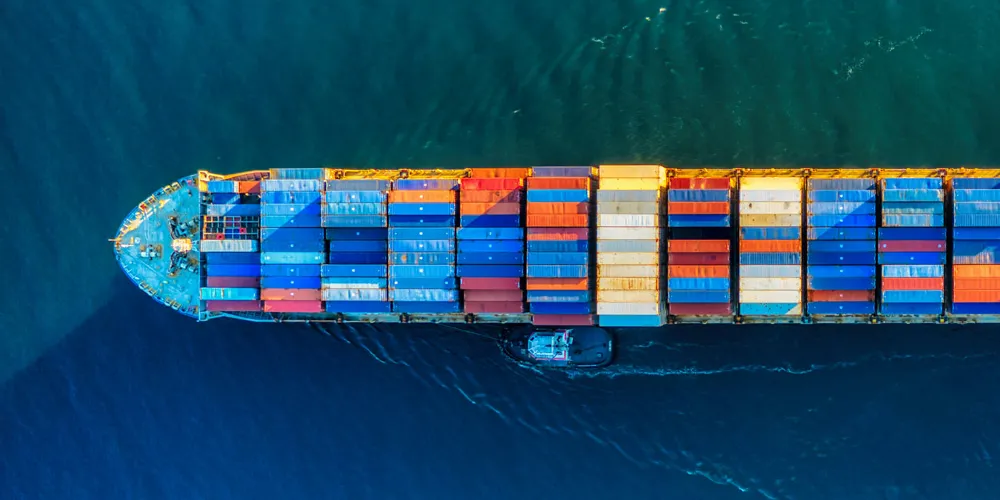 evolucion mercados primer trimestre buque lleno de contenedores navegando