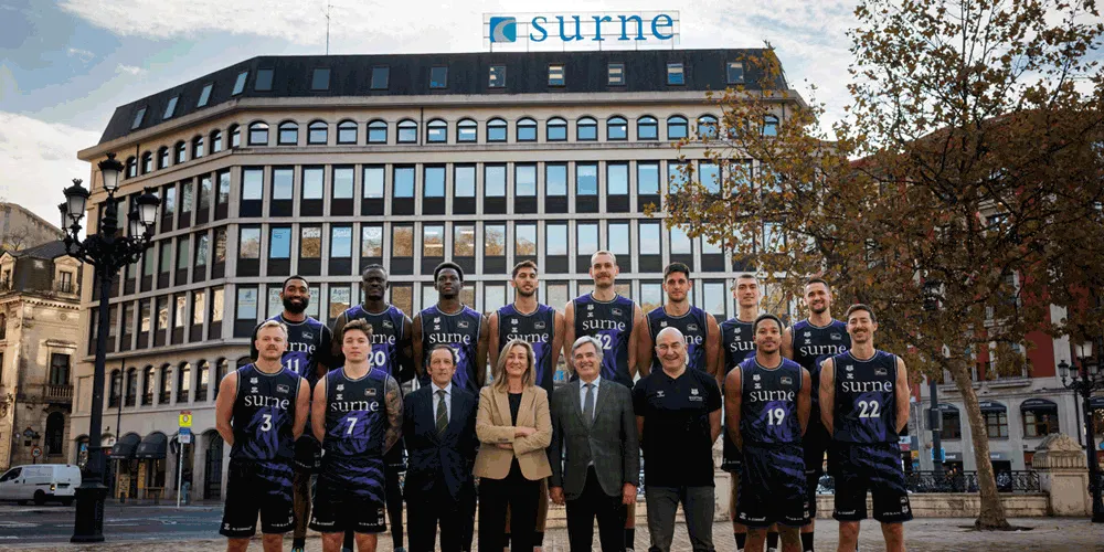 Jugadores de Surne Bilbao frente al Edificio Surne