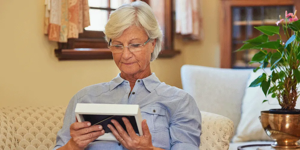 Mujer observando un cuadro con añoranza