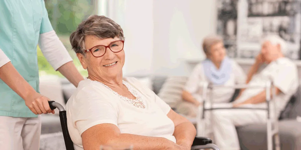 dependencia en España Mujer en silla de ruedas en residencia