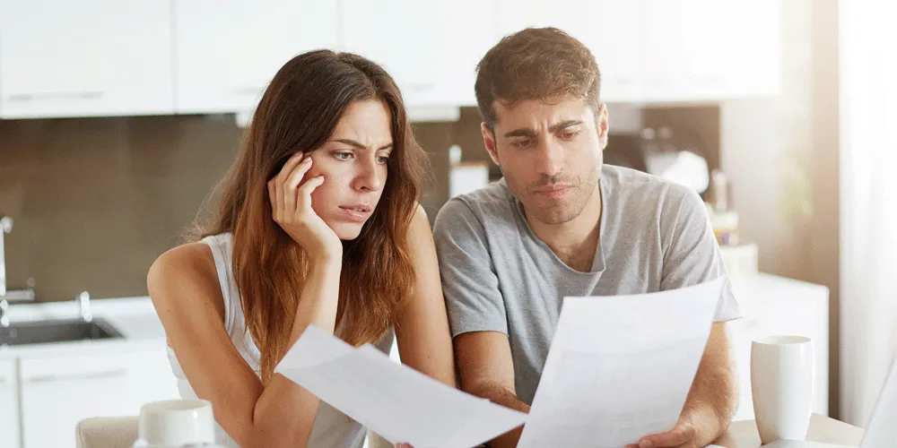 Pareja revisando unos papeles