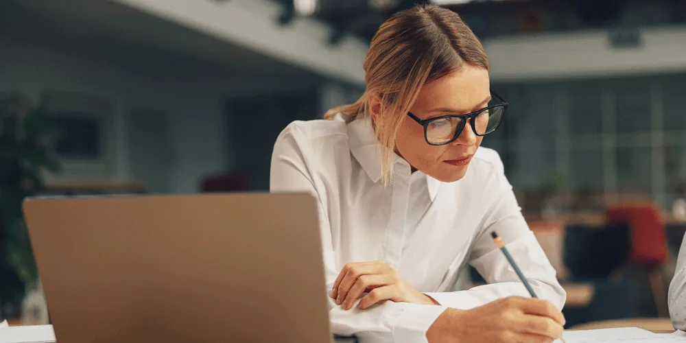 Mujer supervisando cuentas